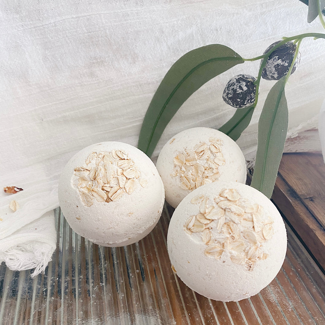 Large Botanical Bathbomb - Lavender, Shea butter and White clay